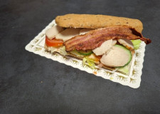 Lys Sandwich med Kylling og bacon